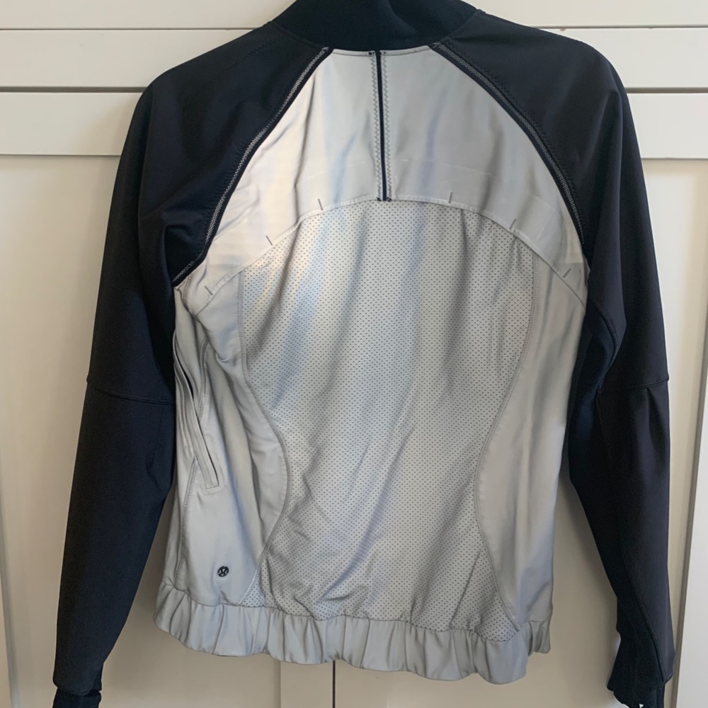 Lululemon Reflective Running Jacket - Size 6 - image 5